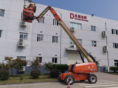 看捷爾杰“展身手”，46米高墻秒變畫布